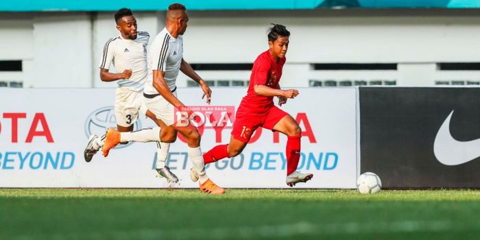  Febri Hariyadi saat membela timnas Indonesia melawan timnas Mauritius pada laga uji coba.