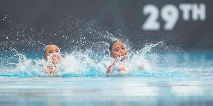 Perenang indah putri Indonesia, Anisa Feri Trianti dan Claudia Megawati Suyanto, sedang beraksi di n