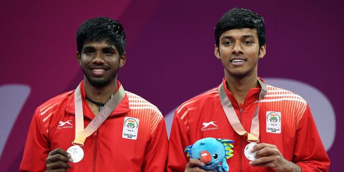 Pasangan ganda putra India Satwiksairaj Rankireddy/Chirag Shetty, berpose dengan medali perak Common