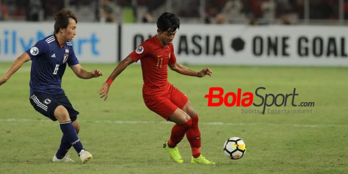 Bek timnas U-19 Indonesia, Firza Andika (kanan) melindungi bola dari pemain timnas U-19 Jepang, Kany