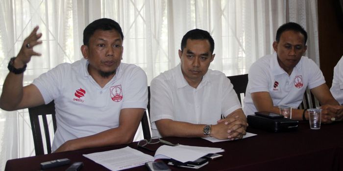 Kuasa Hukum Persis Dedi M Lawe (kiri) dan CEO klub Bimo Putranto mengajukan argumen untuk melakukan 