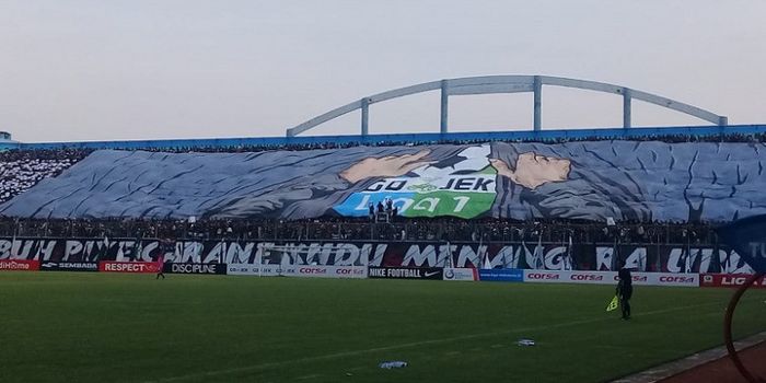 Koreografi salah satu ordo suporter PSS Sleman, Brigata Curva Sud (BCS) saat menjamu PSBS Biak.