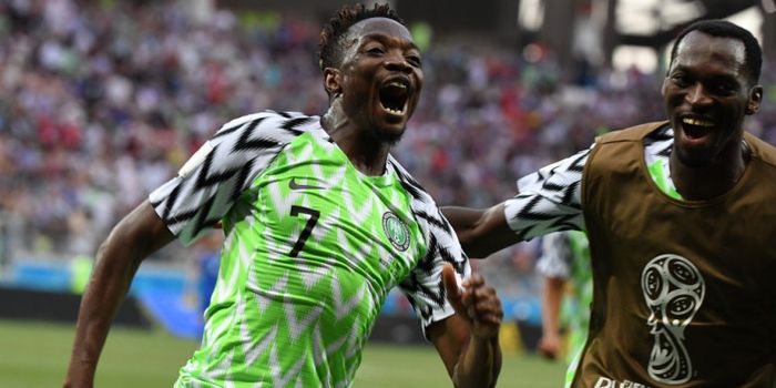 Selebrasi penyerang timnas Nigeria, Ahmed Musa (kiri), saat merayakan salah satu dari dua gol yang i