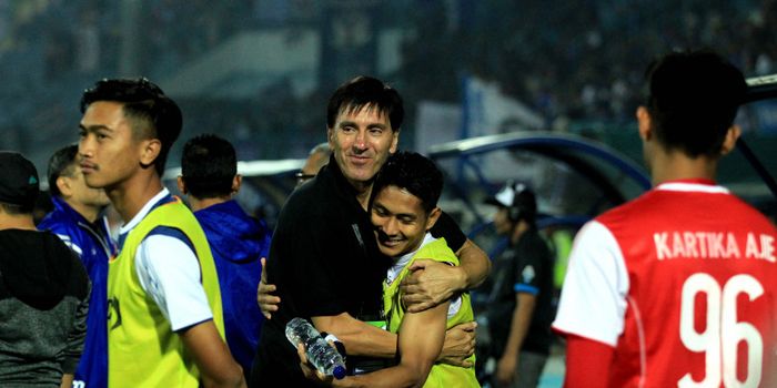  Pelatih Arema FC, Milan Petrovic memeluk bek Purwaka Yudi seusai pertandingan kontra PSIS.