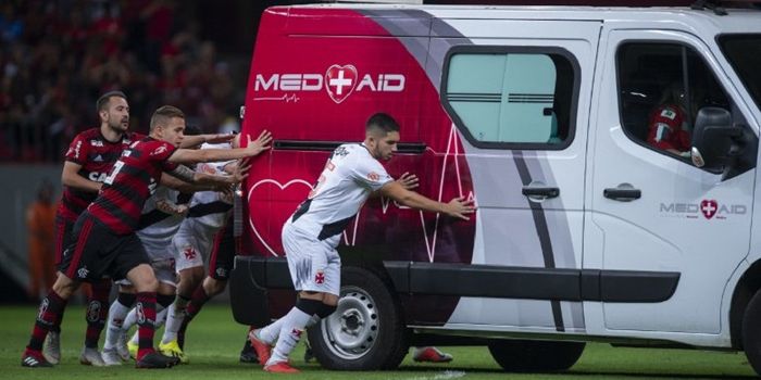 Pemain Flamengo Everton Ribeiro (kiri), Piris da Motta (tengah), bersama pemain Vasco da Gama Andrey