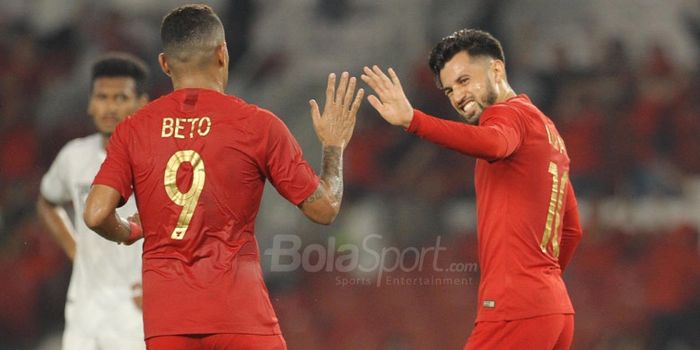  Dua pemain timnas Indonesia, Alberto Goncalves dan Stefano Lilipaly saat menghadapi timnas Timor Le