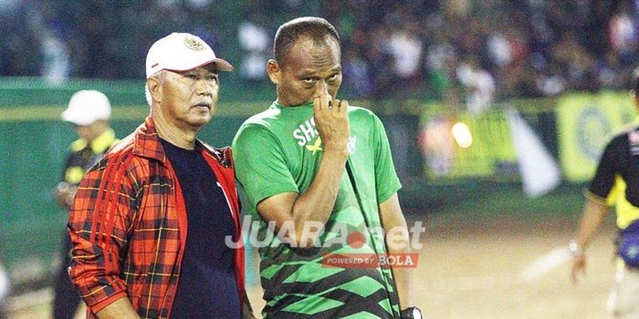 Pelatih Persegres, Hanafi (kiri), bersama asisten pelatih, Suwandi HS.