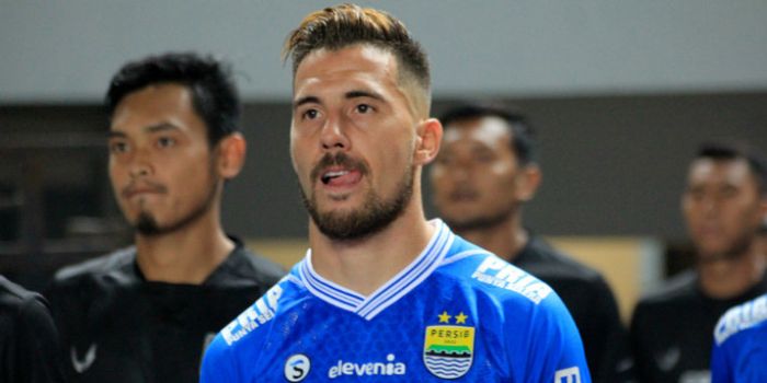   Penyerang Persib asal Argentina, Jonathan Bauman sebelum sepak mula laga Persib vs PSIS di Stadion