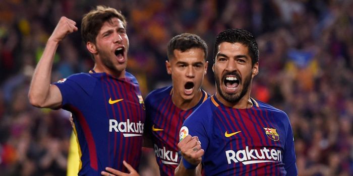    Penyerang FC Barcelona, Luis Suarez (kanan), merayakan golnya bersama Sergi Roberto (kiri) dan Ph