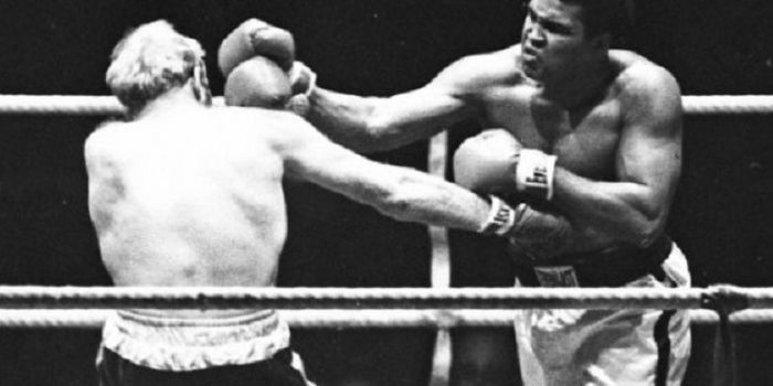 Muhammad Ali. Petinju kelas berat legendaris, yang terkenal dengan gaya tinjunya yang menyengat sepe