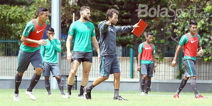    Pelatih timnas Indonesia U-23, Luis Milla, memberikan instruksi saat memimpin jalannya pemusatan 