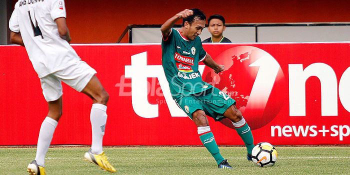 Aksi  Ichsan Pratama saat tampil bersama PSS Sleman melawan PSBS Biak dalam laga lanjutan Liga 2 2018.