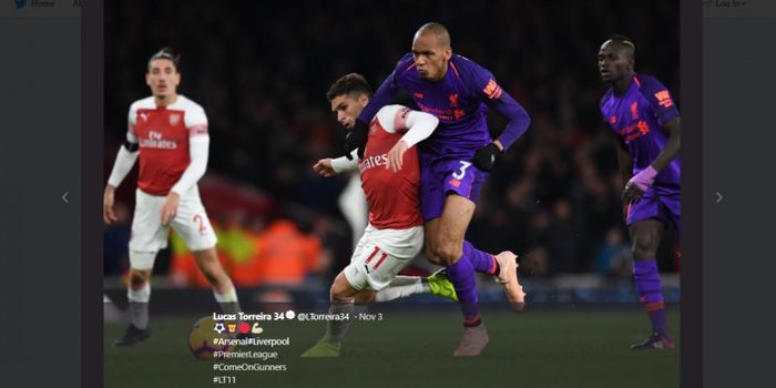  Gelandang Arsenal Lucas Torreira, berduel dengan pemain Liverpool, Fabinho, dalam pekan ke-11 Liga Inggris