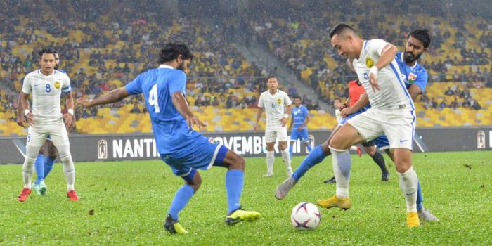 Penyerang senior timnas Malaysia, Norshahrul Idlan Talaha dikawal ketat dua pemain bertahan timnas M