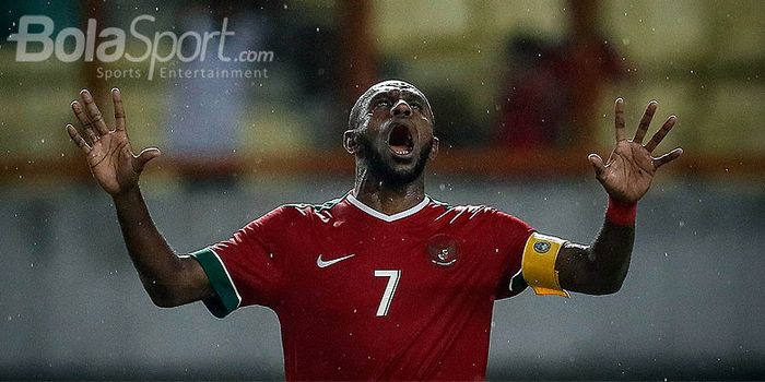   Ekspresi kecewa striker timnas Indonesia, Boaz Solossa, setelah gagal  mencetak gol ke gawang timn