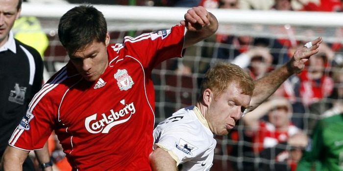 Gelandang Liverpool, Xabi Alonso (kiri), berduel dengan pemain Manchester United, Paul Scholes, dala