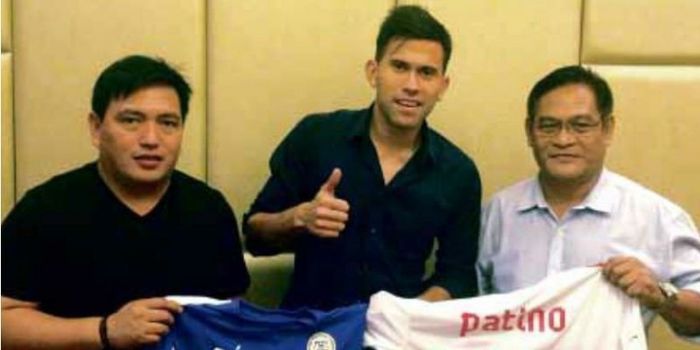 Striker Timnas Filipina, Javier Patino (tengah), saat diperkenalkan sebagai pemain naturalisasi.