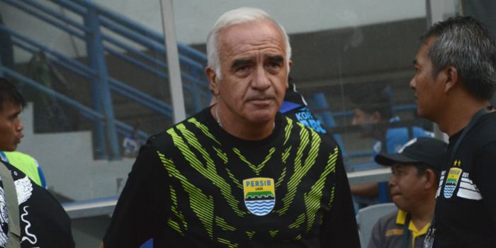 Pelatih Kepala Persib Bandung, Roberto Carlos Mario Gomez saat menghadapi Sriwijaya FC pada pekan ke