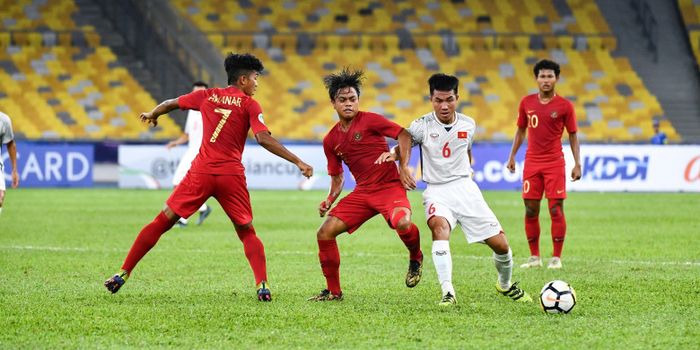       Timnas U-16 Indonesia berhadapan dengan Vietnam pada pertandingan Grup C Piala Asia U-16 2018 