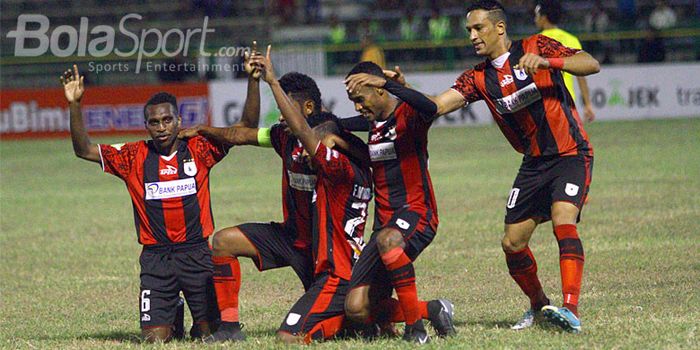 Pemain pemain Persipura melakukan selebrasi gol ke empat yang dicetak Prisca Wonsiwor ke gawang Pers