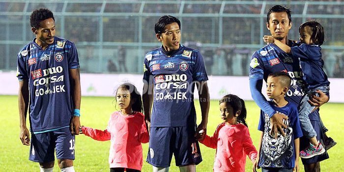 Pemain Arema (kiri-kanan), Marko Markus Kabiay, Ahmad Bustomi, dan Arif Suyono berpose menjelang lag