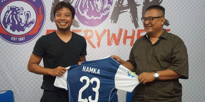  Hamka Hamzah bersama general manager Arema FC Ruddy Widodo saat diperkenalkan di kantor Arema FC pa