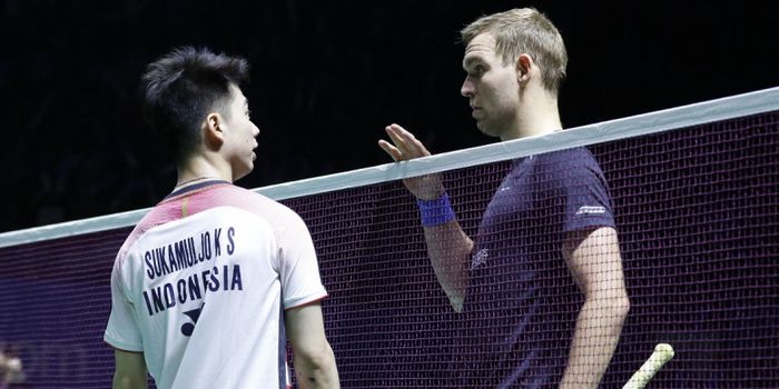 Pebulu tangkis ganda putra Denmark, Mads Conrad-Petersen, berbicara dengan pemain Indonesia, Kevin S
