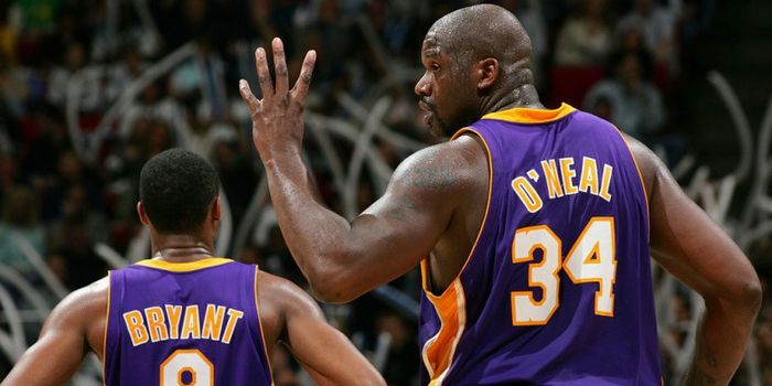 Kobe Bryant (kiri) dan Shaq O' Neill (kanan) saat masih memperkuat La Lakers pada musim 2002