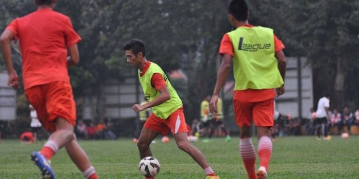 Reuben Silitonga (tengah) saat mengikuti latihan Persija di Lapangan Nurhanudin, Yonzikon 14, Srengs