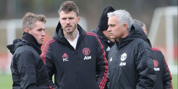 Michael Carrick (tengah), bersama Jose Mourinho dalam sesi latihan Manchester United. Carrick dikaba