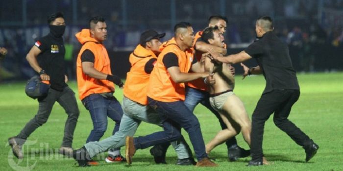   Oknum Aremania hanya mengenakan celana dalam masuk ke lapangan di laga Arema FC melawan Persib Bandung, Rabu (15/4/2018).