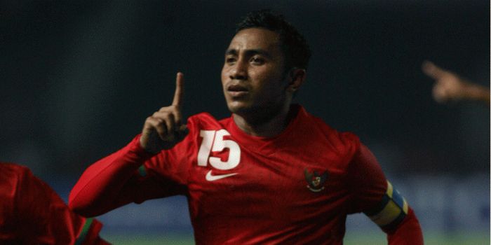    Playmaker Firman Utina saat membela timnas Indonesia di Piala AFF 2010.    