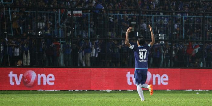Pemain Arema FC, Ahmad Alfarizie merayakan golnya ke gawang Semen Padang di Stadion Kanjuruhan, Kabu