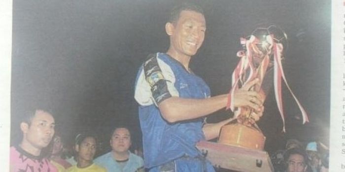 Ali Sunan mengangkat trofi juara Liga Indonesia usai mengalahkan Persebaya Surabaya dalam pertanding