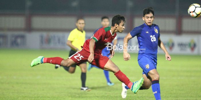 
Penyerang timnas U-23 Indonesia, Osvaldo Haay, beraksi dalam laga persahabatan melawan Thailand U-23
