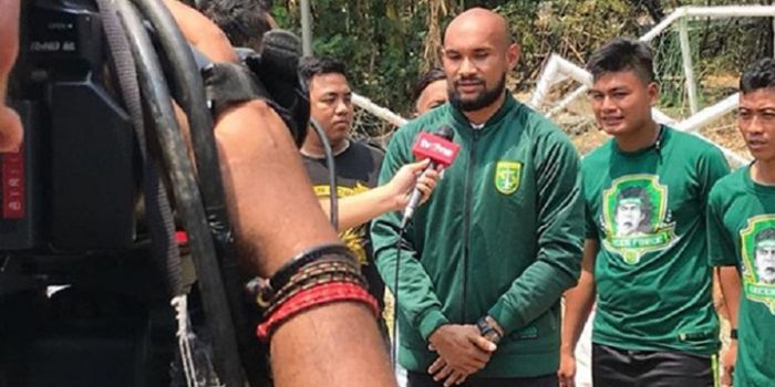 Kiper Persebaya Surabaya Alfonsius Kelvan melayani wartawan.