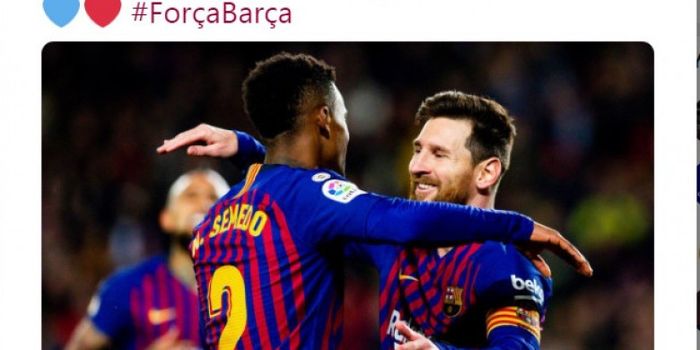 Megabintang FC Barcelona, Lionel Messi (kanan), merayakan golnya bersama Nelson Semedo.