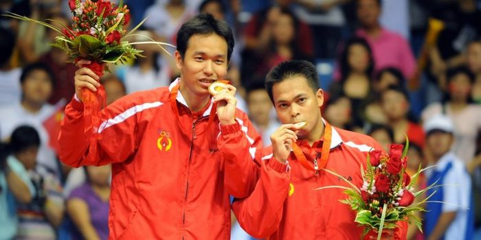 Pasangan ganda putra Indonesia, Markis Kido (kiri), dan Hendra Setiawan, berfoto dengan medali emas 