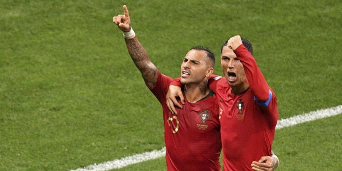   Penyerang Portugal, Ricardo Quaresma (kiri), merayakan golnya bersama Cristiano Ronaldo dalam laga