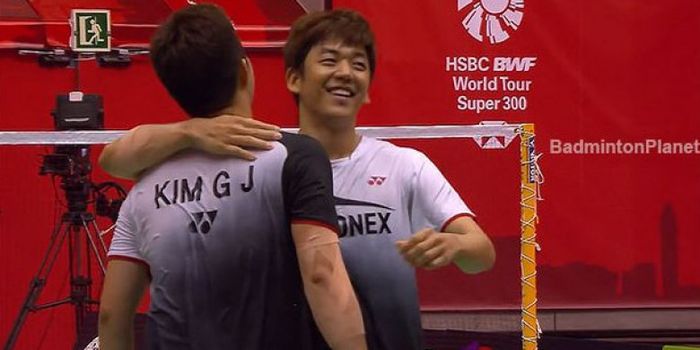 Pasangan ganda putra Korea Selatan, Lee Yong-dae/Kim Gi-jung, merayakan keberhasilan mereka merebut