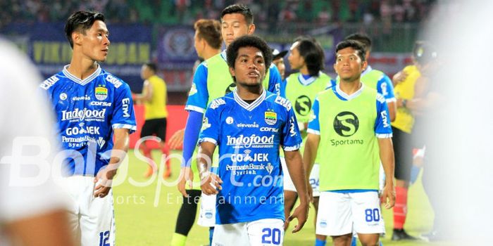 Pemain Persib Bandung, Fulgensius Billy Paji Keraf, berjalan di lapangan seusai laga Liga 1 2018 kon