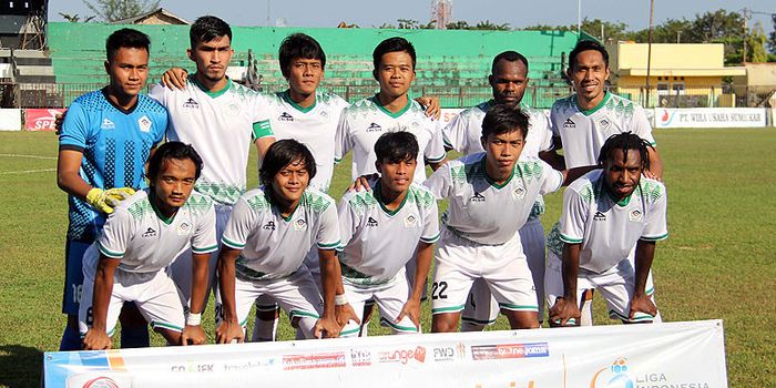  Skuat Persiwa Wamena berpose menjelang dimulainya laga melawan tuan rumah, Madura FC, pada pekan ke