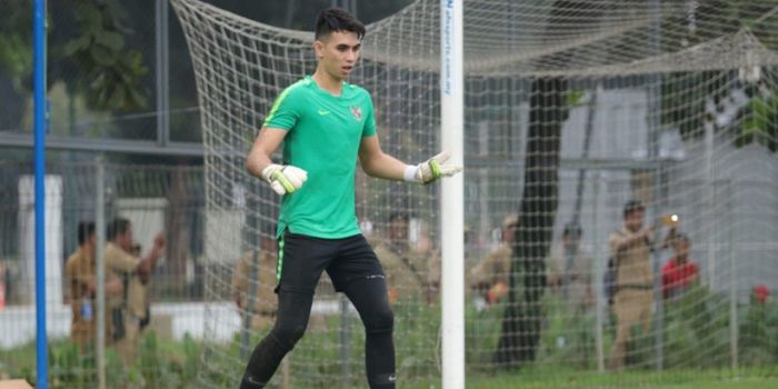 Kiper Borneo FC, Nadeo Argawinata, saat mengikuti training camp (TC) bersama timnas U-22 Indonesia d