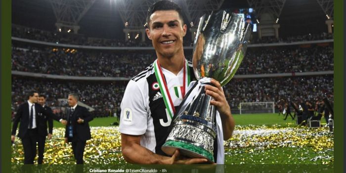 Cristiano Ronaldo berpose dengan trofi juara Piala Super Italia setelah Juventus mengalahkan AC Mila
