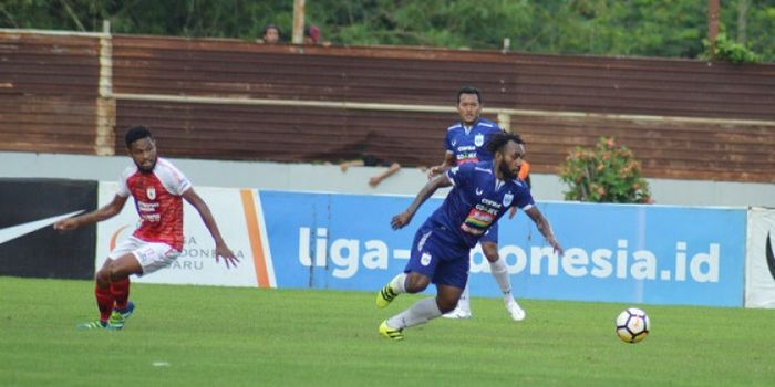 Gelandang PSIS Semarang, Nerius Alom, saat berhadapan dengan Persipura Jayapura di Stadion Moch Soeb