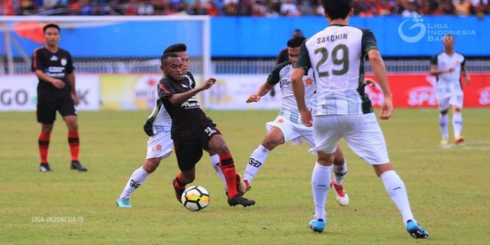 Pemain Persipura Jayapura, Gunansar Papua Mandowen saat melewati pemain PS Tira