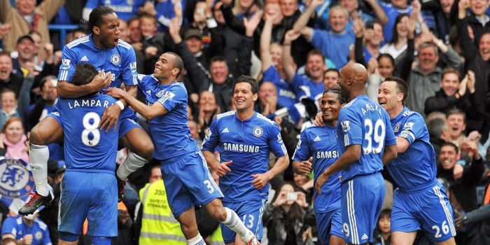  Striker Chelsea, Didier Drogba (kiri), merayakan gol yang dia cetak ke gawang Wigan Athletic dalam 