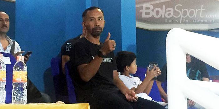Legenda Persebaya Surabaya, Uston Nawawi, menyaksikan laga Piala AFF U-16 antara timnas U-16 Indones