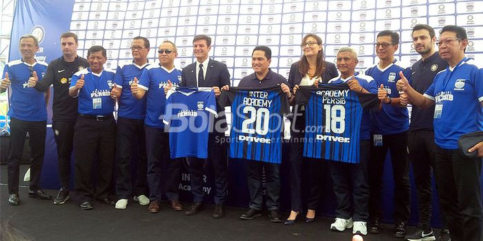 Wakil Presiden Inter Milan sekaligus legenda sepak bola Argentina (pakai jas berdasi), Javier Zanetti dan Ketua Umum PSSI, Erick Thohir saat foto bersama.