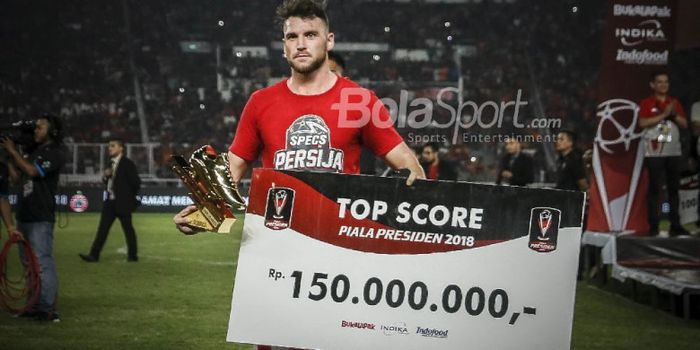 Striker Persija Jakarta, Marko Simic, berpose dengan trofi top scorer Piala Presiden 2018 setelah laga final kontra Bali United